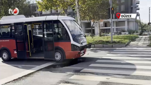 Halk Otobüsü İle Otomobil Çarpıştı 2 Yaralı