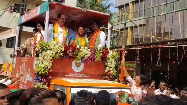 बीजेपी उम्मीदवार सुलभा गायकवाड ने नामांकन पत्र भरने के लिए ऑफिस पर जाते हुए