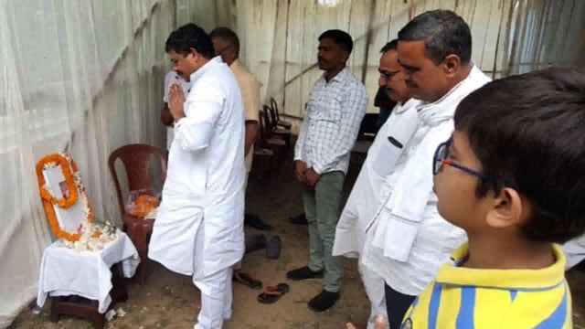 सांसद ने दिवंगत विधायक के तैल चित्र पर पुष्प अर्पित कर दी श्रद्धांजलि