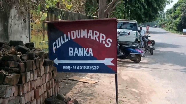 न्यायालय के आदेशानुसार पुलिस आधे दर्जन आरोपितों के घर में की कुर्की जप्ती