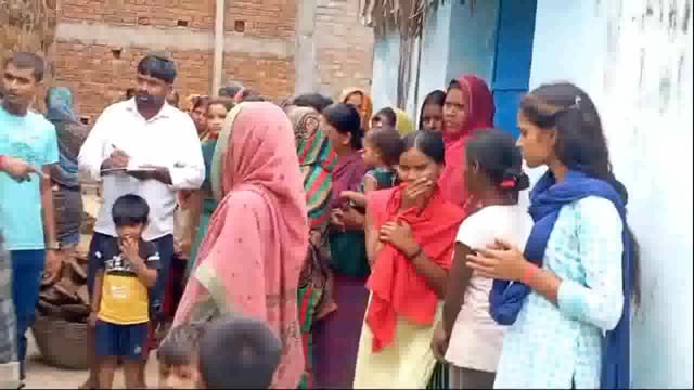 पुलिसिया बर्बरता की शिकार 40 महिलाओं ने जिला पार्षद से सुनाई अपनी पीड़ा