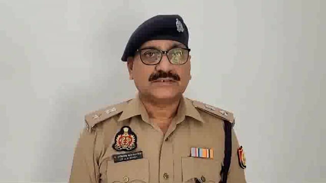 Barabanki Bina licence ke ghar mein Rakhi 10 Kuntal Aadarsh Baji police Ne Chhote Bade patakhon ka bhi stock baramad Kiy Jaipur Thana ll   Akhilesh Narayan ki bite