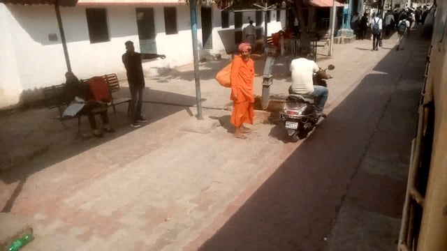 पूर्वोत्तर रेलवे के राया स्टेशन के प्लेटफार्म का नजारा: