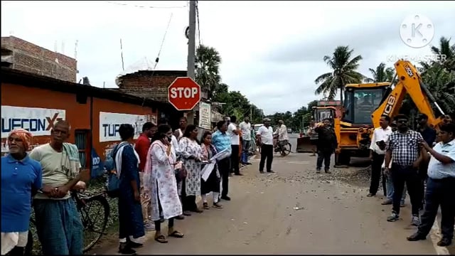         प्रस्तावित अमरपुर बाईपास निर्माण को लेकर चपरी मोड़ के समीप अतिक्रमित भूमि पर चला प्रशासन का बुलडोजर