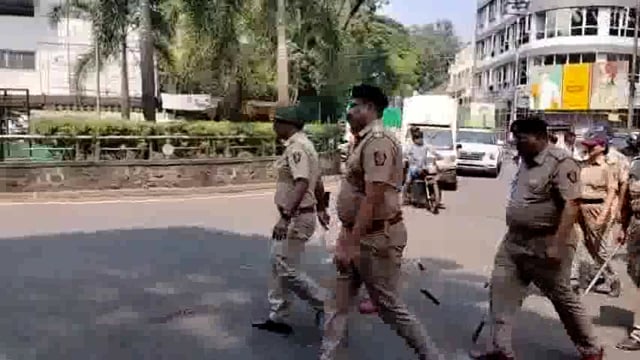 विधानसभानिवडणुकीच्या पार्श्वभूमीवर लक्ष्मीपुरी पोलीस ठाण्याच्या वतीने पोलीस व राखीव दलाचा फौजपाट्यासह भागातून संचलन केले