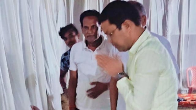 वयोवृद्ध दिवंगत पूर्व विधायक के तैल चित्र पर पुष्प अर्पित कर जिप सदस्य ने दी श्रद्धांजलि