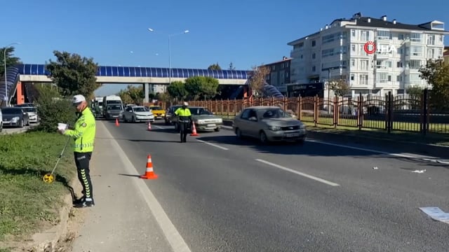 Kaza nedeniyle tıkanan yol, polis ekiplerince 'fermuar yöntemi' ile açıldı