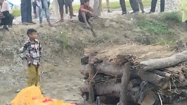 दो बाईकों में आमने-सामने टक्कर होने से एक की मौके पर ही मौत हो गई पूरा मामला थाना अमेठी ग्राम सभा भीमी का है 