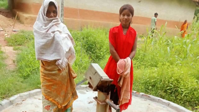विभाग की उदासीनता से गांव का एकमात्र चापाकल 3 माह से खराब, दूर से पानी लाने को मजबूर ग्रामीण