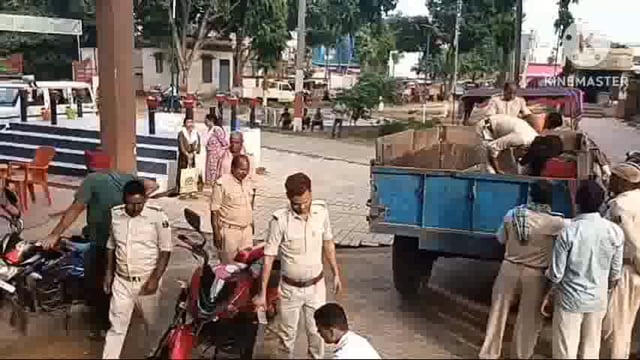 एससी एसटी मामले में फरार अभियुक्तों के घर अमरपुर पुलिस ने की कुर्की जपती की कार्रवाई