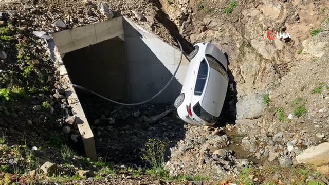 Menfeze yuvarlanan otomobilden yaralanmadan çıktılar, aracı terk edip gittiler