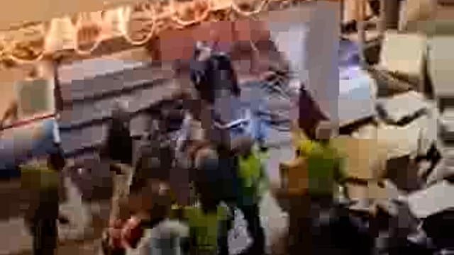 Hyderabad mein log patakhe ki dukaan per patakhe khareed rahe the Achanak patakhe ki dukaan Mein Aag Lag Gai jisse aaspa Khadi gadiyon ko bhi chapet mein le liya