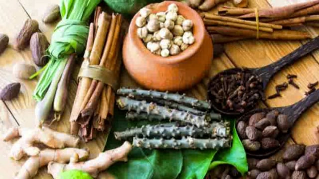 झाड़ फूंक करने वाला बाबा निकला लखपति! नोटो से भरे बोरे मिले! पुलिस और आयकर विभाग में मचा हड़कंप!