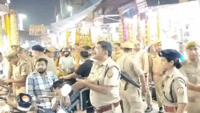 मथुरा में पांच दिवसीय त्योहारों को शांति पूर्ण  संपन्न कराने के लिए पुलिस द्वारा किया गया पैदल मार्च।