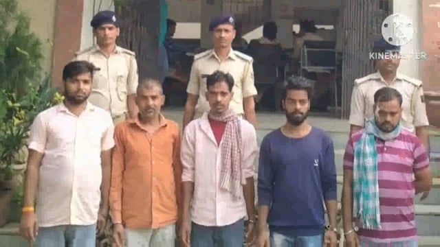 पुलिस ने मारपीट करने के आरोप में पांच लोगों को किया गिरफ्तार भेजा न्यायालय