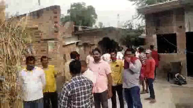 बाघराय थाना क्षेत्र के महराजपुर में किशोरी की हत्या के बाद थाना प्रभारी के समझाने के बाद माने परिजन किया अंतिम संस्कार,