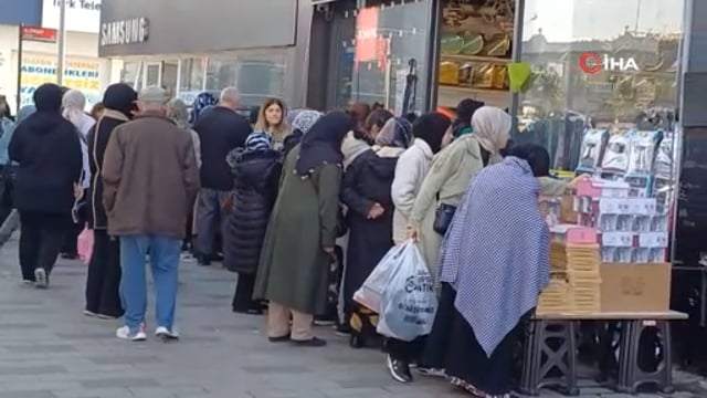 Fiyatı ucuz ürünler izdihama neden oldu