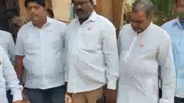 स्वाभिमानी शेतकरी संघटनेच्या वतीने हणमंत गणपती होलमुखे यांचा उमेदवारी अर्ज दाखल