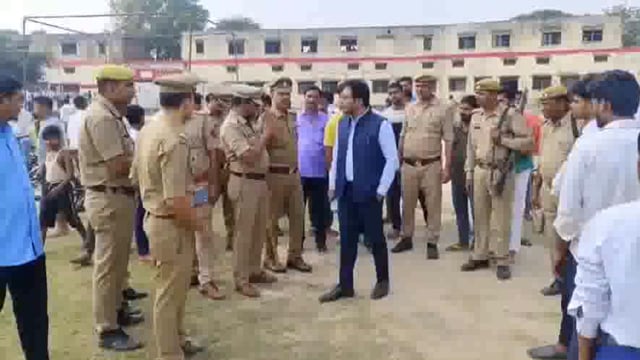 जलालाबाद के काकोरी शहीद इंटर कॉलेज के मैदान में पटाखे की दुकानो का एसडीएम ब सीओ निरीक्षण कर दिए आवश्यक दिशा निर्देश।