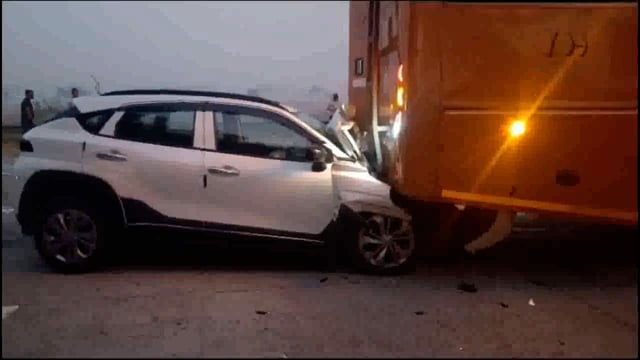 यमुना एक्सप्रेसवे के माइल स्टोन 117 पर बस, ट्रक और कार में हुआ एक्सीडेंट, बाल बाल बचे कार सवार।