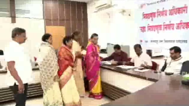 कोल्हापूर उत्तर विधानसभा मतदार संघाचे निवडणूक निर्णय अधिकारी डॉ.संपत खिलारी यांच्याकडे मधुरिमा राजे मालोजीराजे छत्रपती यांनी नामनिर्देशन पत्र दाखल केले.