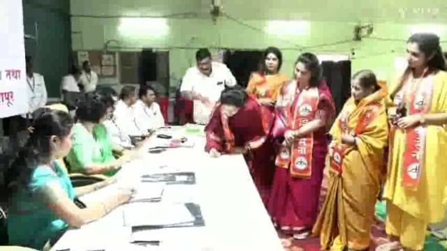 कोल्हापूर 275 करवीर विधान सभा मतदार संघाचे अधिकारी वर्षा शिंगण यांच्याकडे चंद्रदीप नरके व राजलक्ष्मी चंद्रदीप नरके यांनी नामनिर्देशन पत्र दाखल केले.