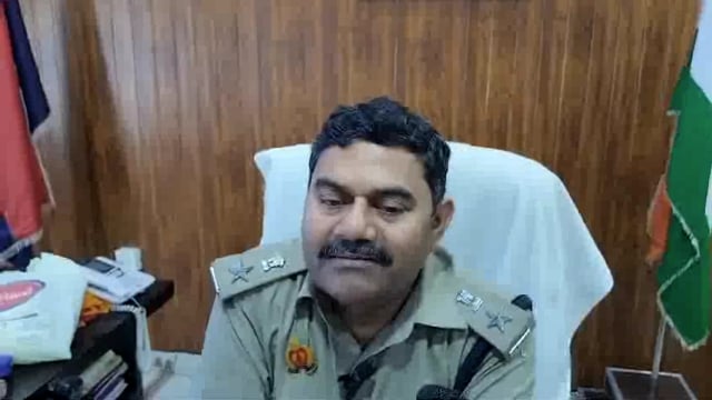 अभिनव अरोरा को अज्ञात कॉलर द्वारा फोन पर दी गई धमकी के संबंध में जानकारी देते पुलिस नगर अधीक्षक मथुरा 