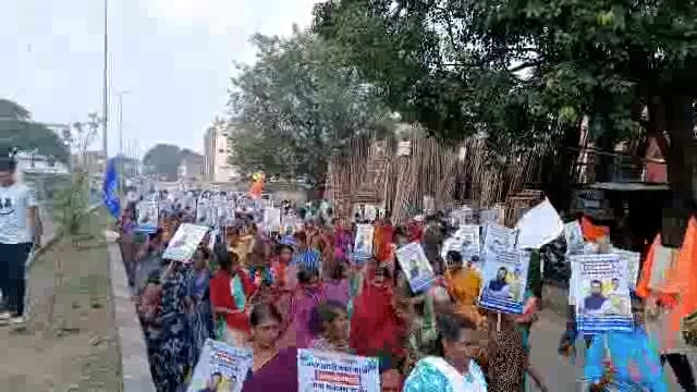 शक्ती प्रदर्शन करीत विश्वजित गायकवाड यांनी अपक्ष उमेदवारी अर्ज दाखल केला