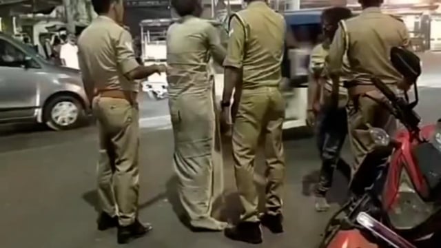 थाना गोविंद नगर में डीग गेट के पास बीच रोड पर 2 युवकों में शराब के नशे में जमकर  हुई मारपीट, पुलिस ने दोनों को पकडा़।