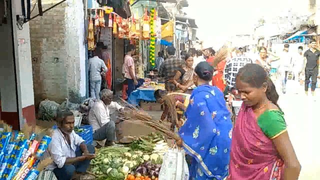 धनतेरस को लेक सिरदला प्रखंड के  बाजारों में खरीदारों की उमड़ी भीड़