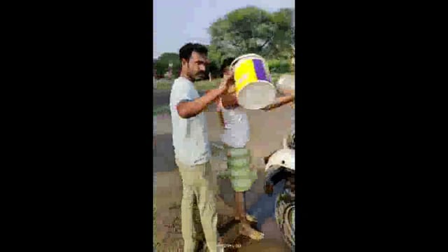 आटपाडीच्या साई मंदिर चौकात पिकप वाहनाला आग होमगार्डच्या जवानाकडून आग विझवण्याचे प्रयत्न