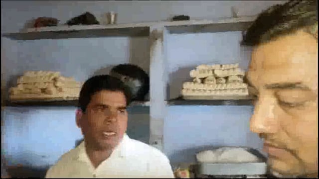 दीपावली पर्व पर SDM और खाद्य विभाग की टीम ने मिठाई की दुकानों पर चेकिंग कर लिए सैंपल, दुकानदारो में मची खलबली।