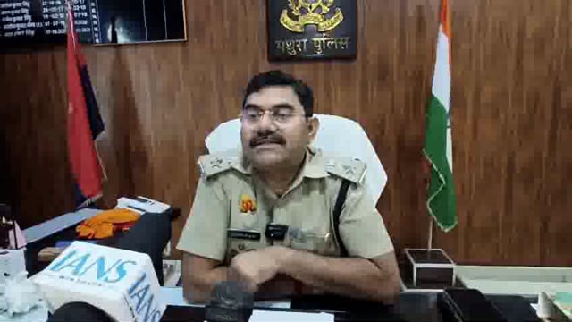 फरह क्षेत्र के झुंडावई गांव में दो पक्षों में कहासुनी को लेकर हुए झगड़े के संबंध मे जानकारी देते पुलिस नगर अधिक्षक।