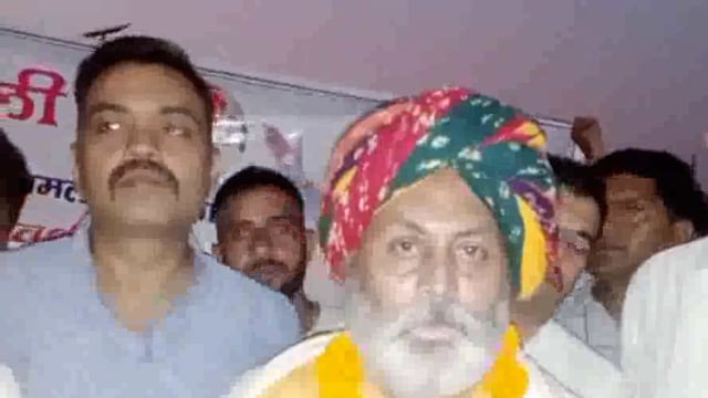 महाराजा सूरजमल की याद में कुसुम सरोवर पर 11,000 दीपक जलाकर किया गया दीपदान।