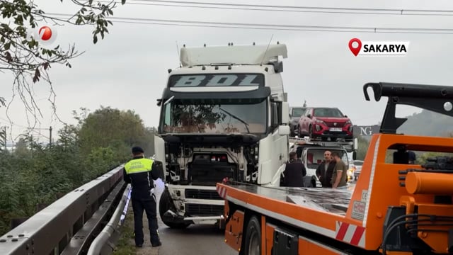 Otoyolda Makaslayan Tıra Yolcu Otobüsü Çarptı