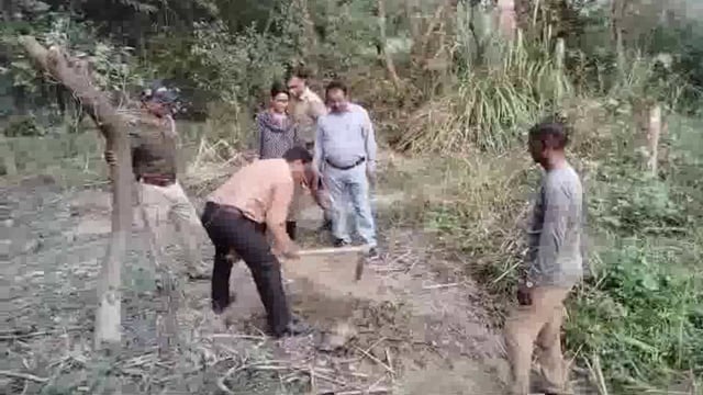 अवैध पेड़ कटान से जुड़े घटना स्थल पर निरीक्षण करने पहुंचे वन विभाग अधिकारी!