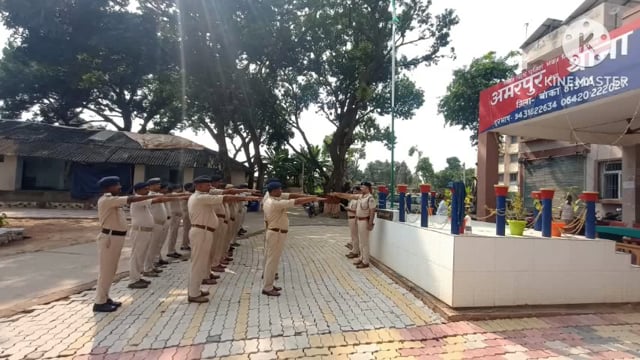 अमरपुर थाना परिसर में थाना अध्यक्ष ने पुलिसकर्मियों को दिलाई भ्रष्टाचार मुक्ति की शपथ।