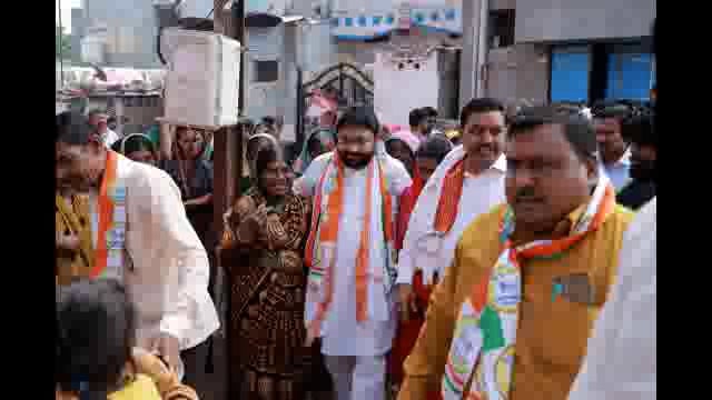 महाविकास आघाडीचे उमेदवार माजी आमदार सुधाकर भालेराव यांनी मतदारांसी साधला संवाद