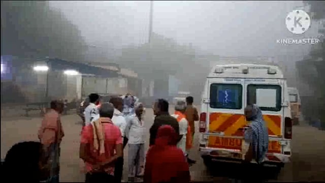 घने कोहरे के कारण रेफरल अस्पताल के समीप बाइक सवार जेल हवलदार की हाईवा से हुई टक्कर।स्थिति गंभीर।