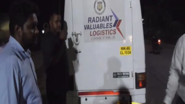 कोल्हापूर शिरोली जकात नाक्यावरील स्थिर सर्वेक्षण पथकाला वाहनात 5 कोटी 58 लाखाचे मौल्यवान दागिने तपासणीत मिळुन आले.अधिक तपास सुरू.