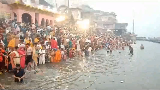यम द्वितीया पर्व को लेकर विश्राम घाट पर यमुना स्नान के लिएआस्था का सैलाब उमडा भाई वहनो ने किया स्नान 