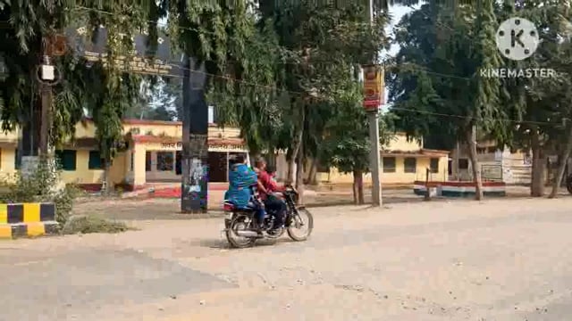 रजिस्ट्री ऑफिस के सामने धंसे सड़क में बाइक पलटने से बाइक सवार दंपत्ति जख्मी।