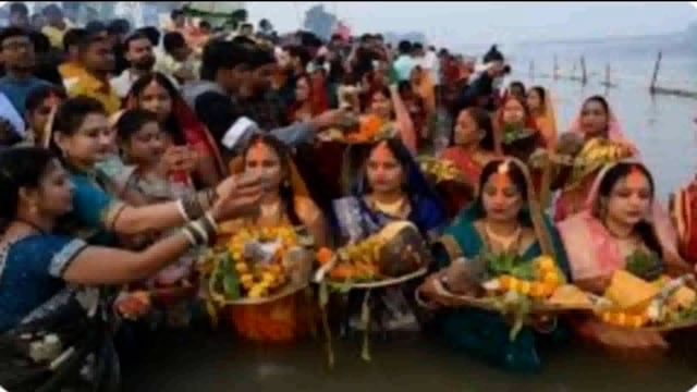 छठ महापर्व पर गंगा स्नान हेतु छठ व्रतियों के लिए निःशुल्क बस सेवा एवं पूजन सामग्री का किया जा रहा वितरण