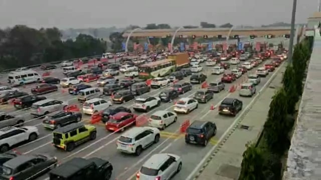 त्योहार के बाद यमुना एक्सप्रेस वे पर भड़ी वाहनों की तादाद रेग रेंग कर चलते नजर आए बाहन