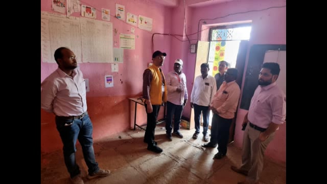 निवडणूक निरीक्षक मालवीय यांनी EVM केंद्रास दिली भेट