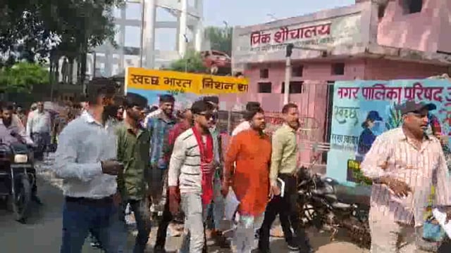 भारतीय बजरंग दल के प्रदेश मंत्री अपने कार्यकर्ताओं के साथ शमशान की भूमि को कब्जा मुक्तकराने के लिए जिला अधिकारी को दिया 