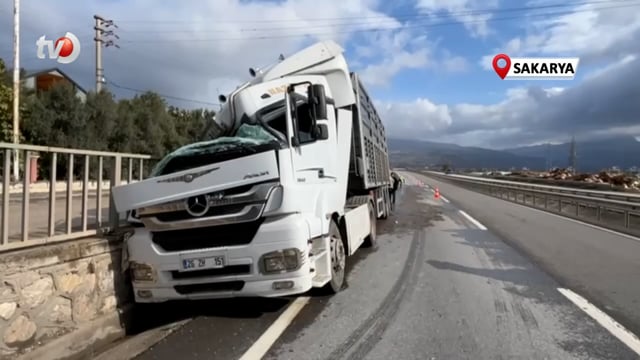 Böyle Kaza Görülmedi Kamyonun Sıkıştırıp Yoldan Çıkarttığı Tır, Beton Bariyerlere Çarptı