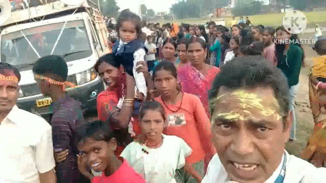 महूगांय  गॉंव में दीपावली के दिन स्थापित की गई मां लक्ष्मी की प्रतिमा का नम आँखों से अश्रु पूर्ण विदाई दी गई।