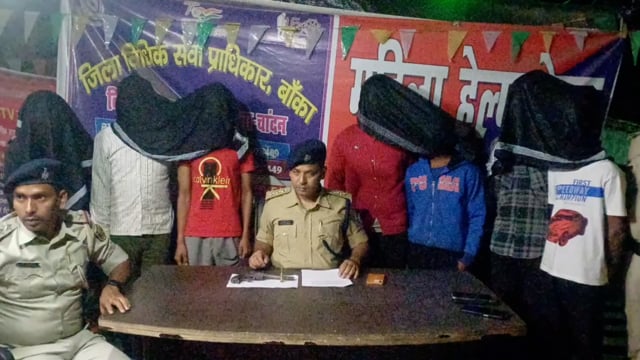 फेसबुक पर पिस्तौल लहराना युवक को पड़ा महंगा, एक पिस्तौल व एक कारतूस के साथ थाना चौकिदार के पुत्र समेत सात आरोपी हुआ गिरफ