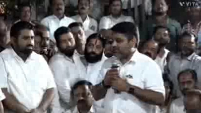 कोल्हापूर उत्तर विधानसभा मतदार संघातून काँग्रेस च्या मधुरिमाराजे छत्रपती नी माघार घेतल्याने कार्यकर्ते ना समजावून सांगताना सतेज पाटील भाऊक झाले.अश्रु अनावर झाले.